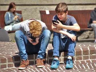 Подросткам не стоит сидеть в телефоне больше 4 часов. Это выяснили в ходе исследования