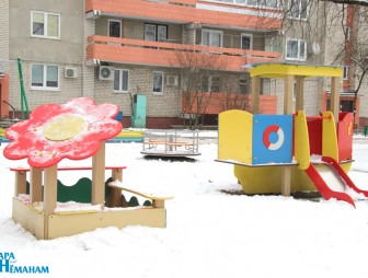 В каком состоянии детские площадки в Мостах