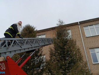 Накануне Нового года в окно педиатрического отделения Мостовской ЦРБ постучался пожарный Дедушка Мороз