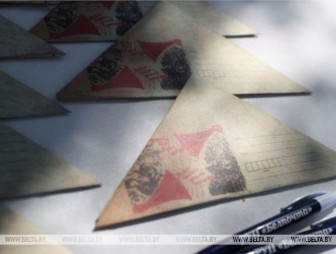 Символ войны. 'Белпочта' пояснила, почему фронтовые письма отсылались в форме треугольника