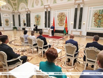 'Вы - символ будущего родной Беларуси'. Лукашенко наградил выпускников вузов
