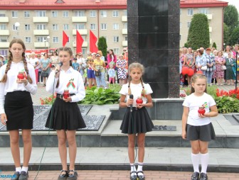 Помним прошлое, строим настоящее. В Мостах прошёл митинг, посвящённый Дню Независимости Республики Беларусь и 80-летию освобождения от немецко-фашистских захватчиков