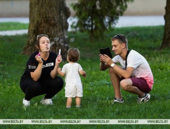 Соцопрос: наиболее значимые для белорусов ценности - здоровье, дети и семья