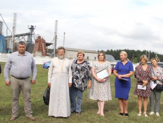 На Мостовщине передовикам жатвы вручают профсоюзные награды