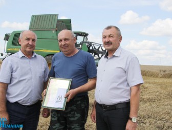 Ценю ваш труд! Генеральный директор ОАО «Мостовдрев» поздравил передовиков жатвы