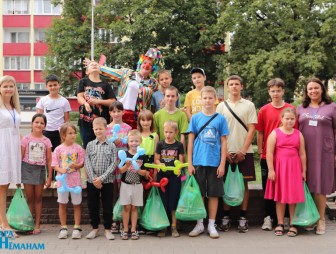 Нужные подарки, песни и забавы от клоуна Кефирчика. Мостовчане помогают собрать детей, воспитывающихся в многодетных семьях, в школу