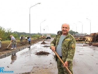 Администрация ОАО «Мостовдрев» трудилась на субботнике. Благоустраивали набережную реки Неман, прилегающую к предприятию