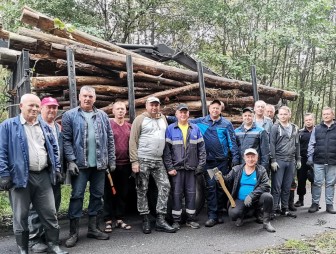 Субботнее утро в д. Рыболовичи началось шумно: как прошёл очередной субботник под руководством председателей райисполкома и Совета депутатов