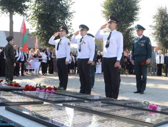 В День народного единства в Мостах после реконструкции открыли памятник советским воинам и партизанам