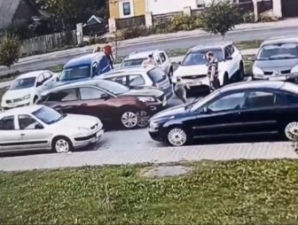 В Гродно во дворе дома автомобиль наехал на ребенка