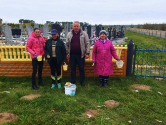 На покраску становись! В д. Котчино Мостовского района приводят в порядок забор у местного кладбища