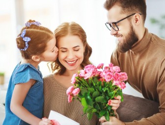 Дорогие женщины! Сердечно поздравляем Вас с одним из самых теплых и душевных праздников - Днем матери!