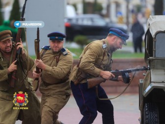 Стрельба в центре Гродно! На площади Ленина прошла историческая реконструкция «Борьба с бандформированием на Гродненщине», показательные выступления сотрудников ОМОН.