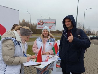 Сегодня в Мостах прошли пикеты инициативных групп по сбору подписей за кандидатов в Президенты Республики Беларусь