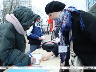 По всей стране начались пикеты по сбору подписей для выдвижения в кандидаты в Президенты