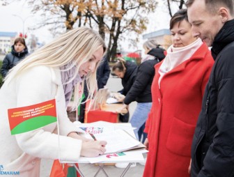 В Мостах прошёл ещё один пикет по сбору подписей в поддержку выдвижения кандидатов в Президенты Республики Беларусь