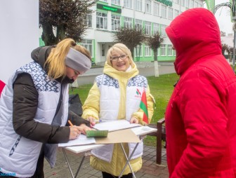 ФОТОФАКТ. В Мостах продолжается пикетирование общественными организациями для сбора подписей в поддержку выдвижения кандидатов в Президенты Республики Беларусь