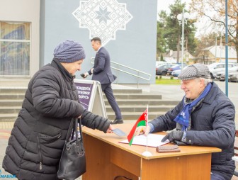 ФОТОФАКТ. В Мостах продолжается сбор подписей за выдвижение кандидатов в Президенты Республики Беларусь