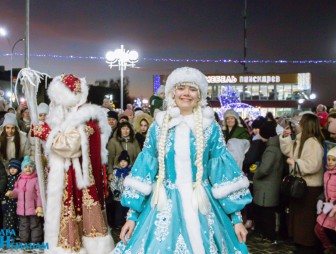 Лёгкое предчувствие праздника: репортаж с зажжения новогодней иллюминации на главной ёлке в Мостах