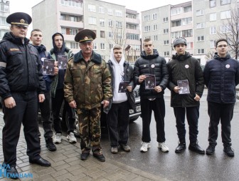 Город без трафаретов. Сотрудники Мостовского РОВД вместе со школьниками провели профилактический рейд