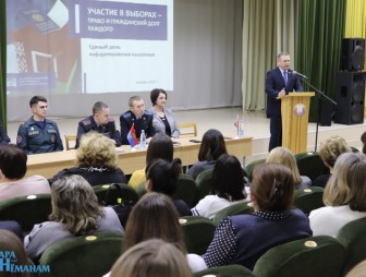 Начальник главного управления образования Гродненского облисполкома Руслан Абрамчик встретился с педагогами Мостовского района