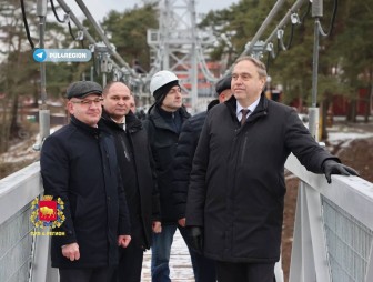 Губернатор одним из первых прошёл по обновленному подвесному мосту через Неман