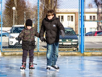 ФОТОФАКТ. Возле мостовского ФСК открылся каток