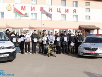 Узнали о милицейских буднях и посоревновались в меткости: старшеклассники городских школ стали участниками дня открытых дверей в Мостовском РОВД