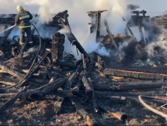 В Мостовском районе огонь от сухой травы уничтожил четыре постройки