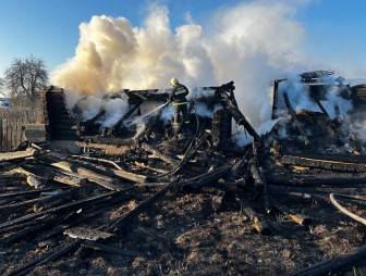 В Мостовском районе огонь от сухой травы уничтожил четыре постройки