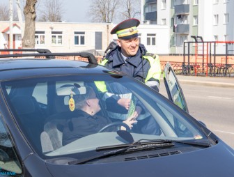 ФОТОФАКТ. Мостовское ОГАИ поздравило автолюбительниц с 8 Марта