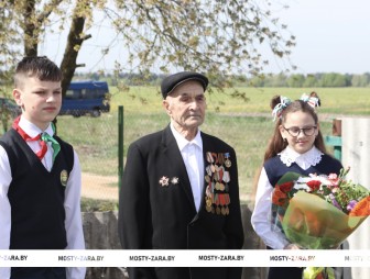 Сегодня поздравления и слова признательности от руководства Мостовского района звучали в доме ветерана Николая Бобко