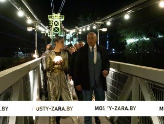 Соединил не только берега: в Мостах в торжественной обстановке открыли самый длинный подвесной пешеходный мост в Беларуси