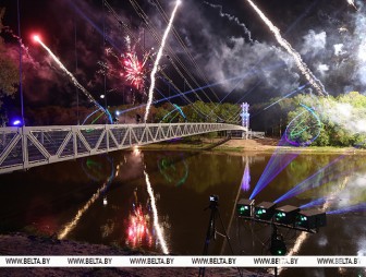 Самый длинный в Беларуси подвесной пешеходный мост открыли в Мостах после реконструкции