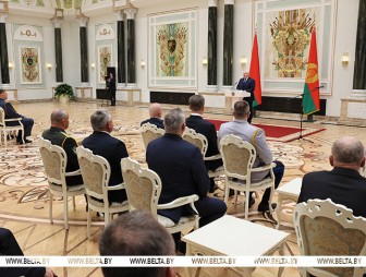 Лукашенко в преддверии священной даты - 80-летия Победы - вручил государственные награды