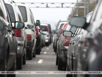 Очередь продолжает расти. Более 1,5 тыс. легковушек ожидают на границе въезда в Польшу