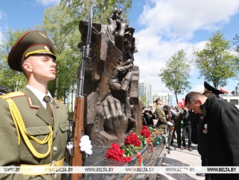 В Гродно на территории мемориала 'Шталаг-324' установили памятный знак 'Древо жизни'