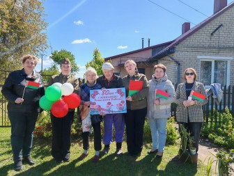 В рамках областного проекта 'Ровесники Победы' сотрудники сектора нестационарного обслуживания населения, словно добрые вестники, отправились в Лунненский сельский совет