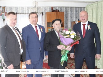 Первым сегодня на Мостовщине принимал поздравления ветеран Николай Бобко
