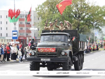 Плац-концертом  и стилизованным автопарадом «Дорогами Победы» началось празднование 9 мая в Мостах