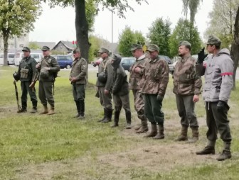 Выстрелы ‒ холостые, эмоции ‒ настоящие: рассказываем, как прошла военно-историческая реконструкция в Мостах