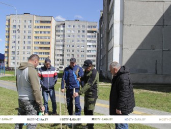 Садили липы, садили клёны. В Мостах появился ещё один сквер