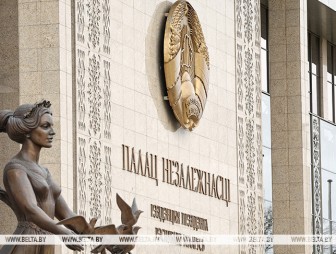 Лукашенко проводит встречу с министром обороны России
