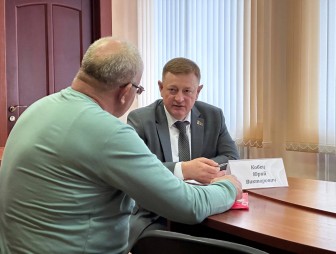 Прямо сейчас в здании Мостовского суда приём граждан проводит заместитель Председателя Верховного Суда Юрий Кобец – на приём записалось шесть человек