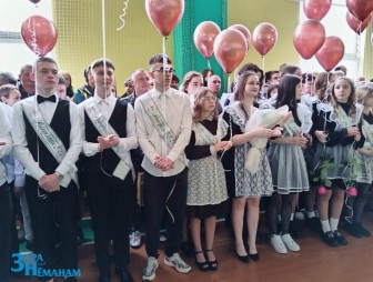 Торжественная линейка, посвященная празднику Последнего звонка, проходит в СШ √5 г. Мосты имени В. Л. Володося
