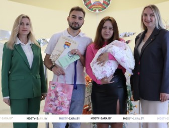 В Мостах накануне Дня защиты детей зарегистрировали рождение ребёнка