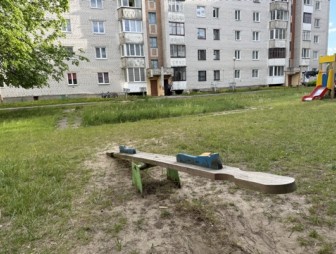 Прокуратурой Мостовского района проведена проверка в г.Мосты придомовых территорий жилых домов и детских площадок (На момент публикации получен ответ ЖКХ об устранении выявленных нарушений +фото)