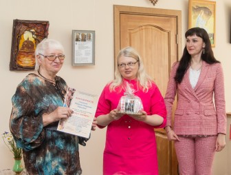 С кожей на «ты» более 30 лет: в Мостах открылась новая выставка гродненского мастера Татьяны Первухиной