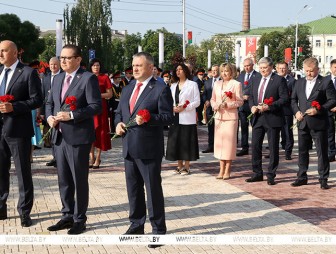 Навечно в сердцах. Участники медиафорума в Гомеле возложили цветы к памятному знаку жертвам геноцида