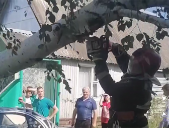 Спасатели продолжают ликвидировать последствия непогоды по всей стране